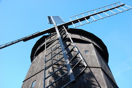 zdjęcie przedstawiające drewniany wiatrak