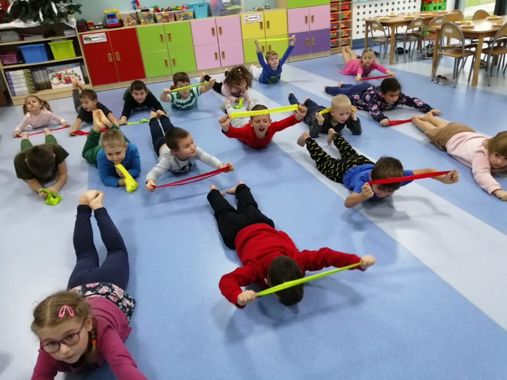 dzieci podczas ćwiczeń gimnastycznych
