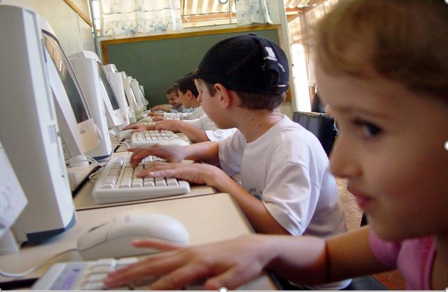 grafika dzieci podczas pracy z komputerem