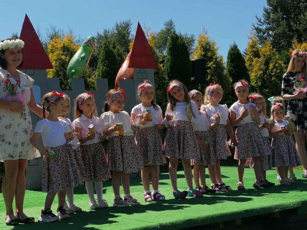 dzieci na występie podczas festynu